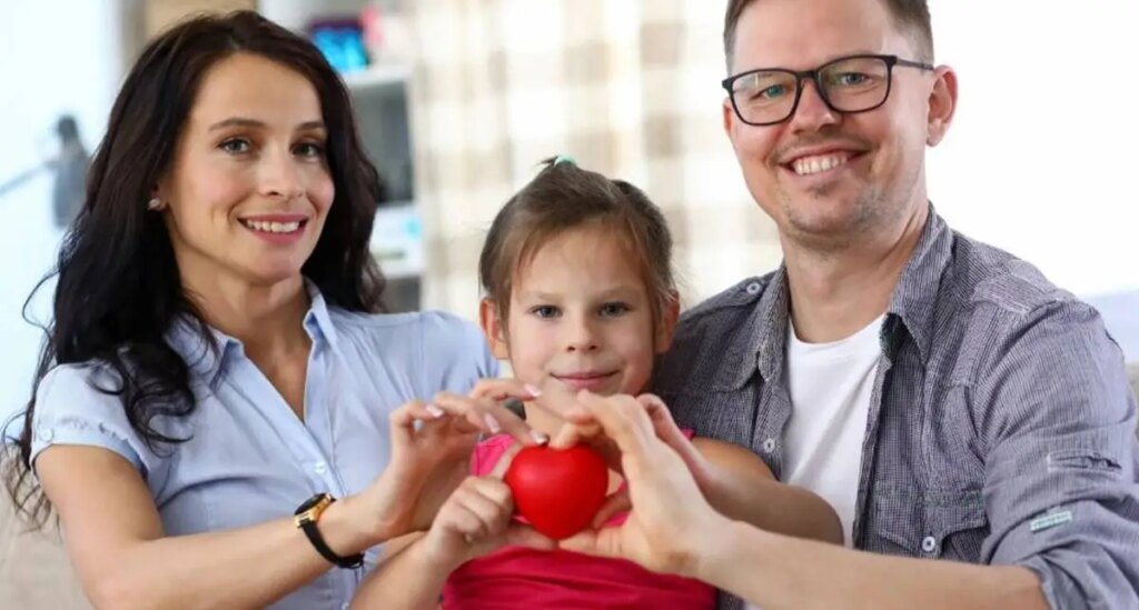Psychologists say only children aren’t ‘lonely’ and they have a skill other kids don’t child, parents, only child, child holding heart, family