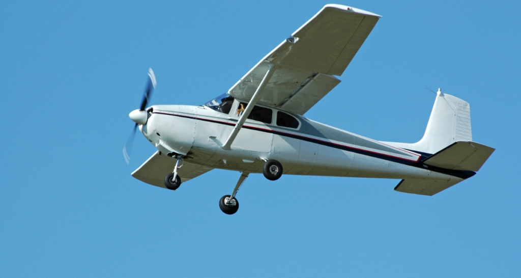Trucker captures 21-year-old pilot’s death-defying maneuver during emergency freeway landing emergency landing, Florida plane, young pilot, flight instructor, plane lands on highway
