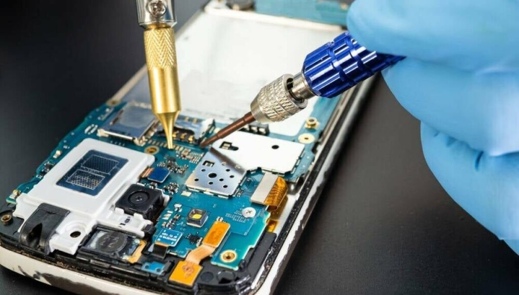 Smartphone makers don’t bother to comply with EU repairability requirements Smartphone makers don't bother to comply with EU repairability requirements